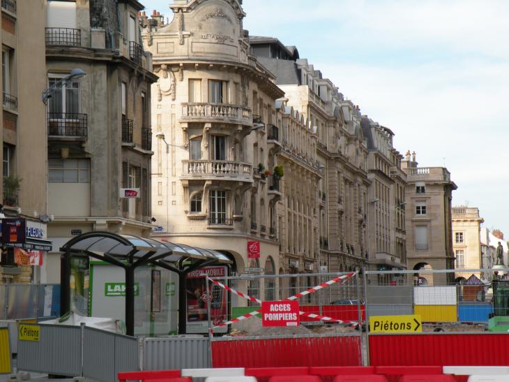  bel immeuble en pierres de taille, rue Carnot